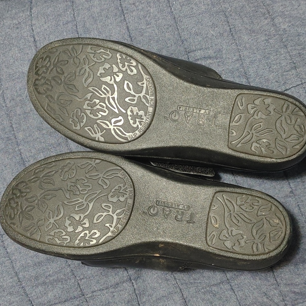 Women's Traq work clogs. Black leather. Slip resistant non marking bottom. - Picture 4 of 4